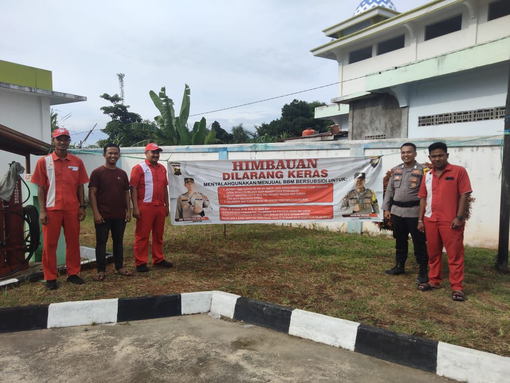 Bhabinkamtibmas Polsek Tebo Tengah Sambangi SPBU Untuk Berikan Himbauan kamtibmas Dan Cegah Penyalahgunaan BBM Subsidi