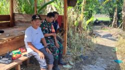 Babinsa Koramil 420-01/Batang Asai Praka Alvi irfan melaksanakan Komunikasi Sosial dalam rangka Pembinaan Teritorial