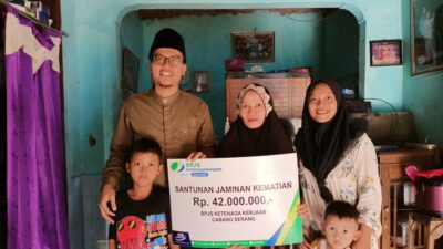 Sindangheula kepala desa sindangheula Suheli,S,kom,i,,mm kembali meyerahkan santunan jaminan kematian (jkm)dari program BPJS,