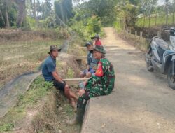 Babinsa Serda Wiwin Sugiarto Jalin Komsos Bersama Masyarakat Desa Payo Lebar