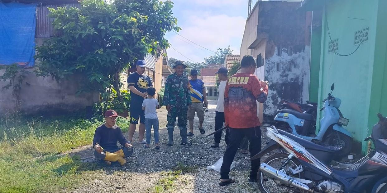 Peduli Lingkungan, Babinsa Ajak Warga Padang Jering Jaga Keamanan dan Kebersihan