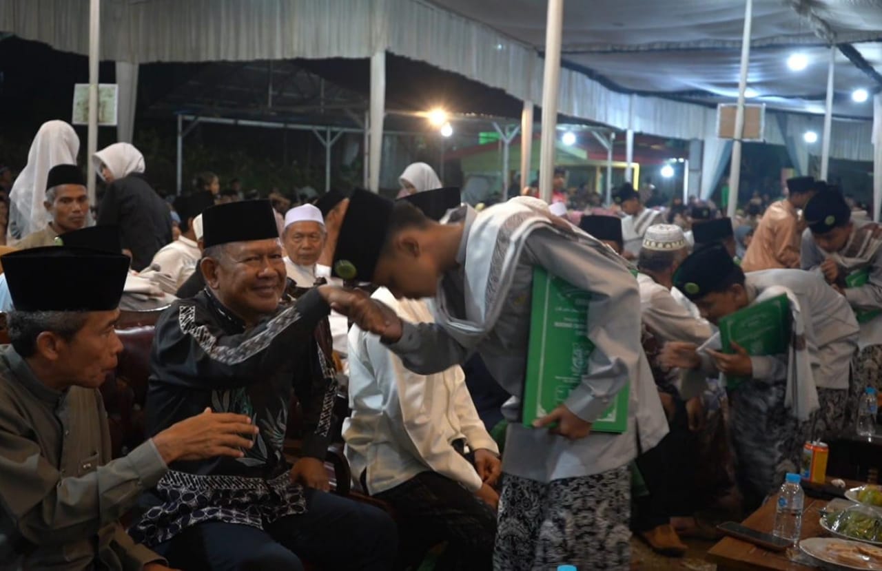 Wabup Minta Para Orang Tua Awasi Anaknya Santri Pompes BUQ Desa Pinang Merah Gelar Haflah Khotmil Quran