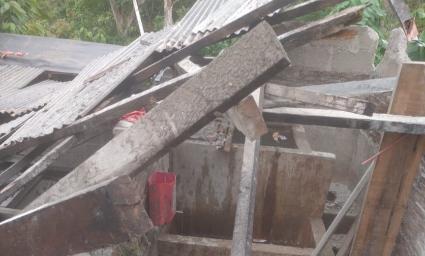 Polsek Limau Identifikasi Rumah Warga Yang Ambruk Diterjang Angin Puting Beliung