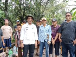 KADES CEMPLANG AGUS ST,SH MENGADAKAN KERJA BAKTI BERSAMA SELURUH MASARAKAT DESA CEMPLANG