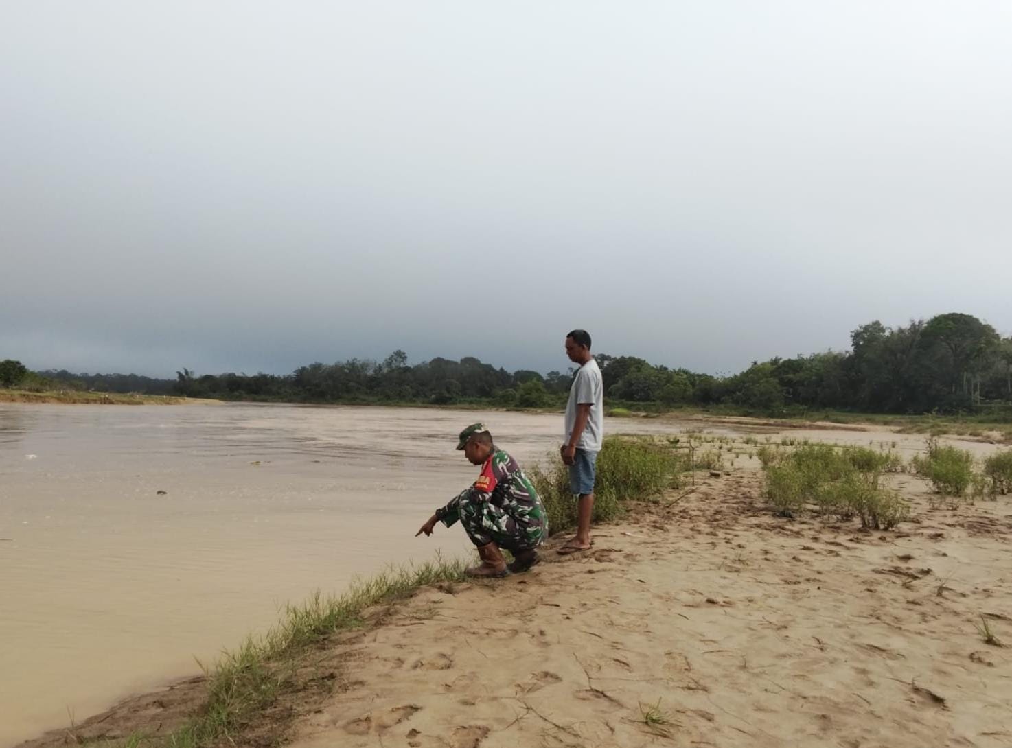 Lakukan Patroli dan Edukasi Warga di Pinggir Sungai Antisipasi Bencana