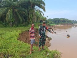 Waspada Banjir dan Longsor, Babinsa Intensifkan Pemantauan Debit Sungai