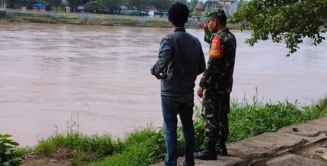 Waspada Banjir! Babinsa Desa Tinting Ajak Warga Siaga Hadapi Cuaca Ekstrem