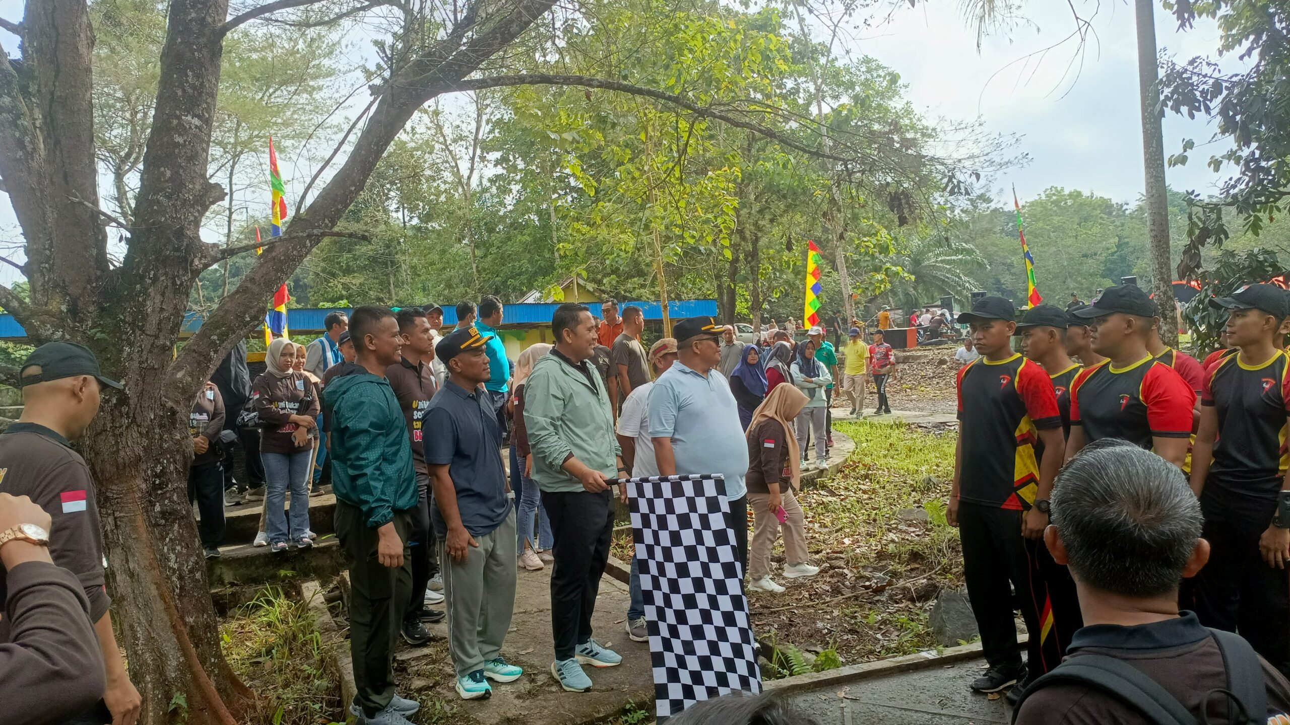 Revitalisasi Wisata Sehat Arboretum Rio Alif: Gerakan “Rata Sehari” Diresmikan Bupati Merangin di Dusun Mudo