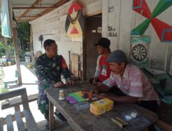 Babinsa Koramil 02/M.Limun Serda Wiwin melaksanakan komsos dengan tokoh masyarakat di wilayah binaan.