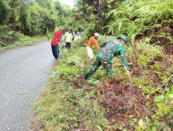 Babinsa dan warga l melaksanakan kerja bakti membersihkan jalan dan parit serta halaman dilingkungan.