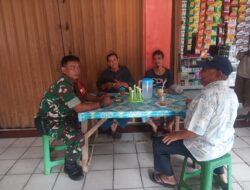 Babinsa Koramil 0420-04/Sarolangun Kecamatan. Sarolangun Kelurahan Gunung Kembang Serda Hendrik Setiawan melaksanakan komsos dengan tokoh masyarakat