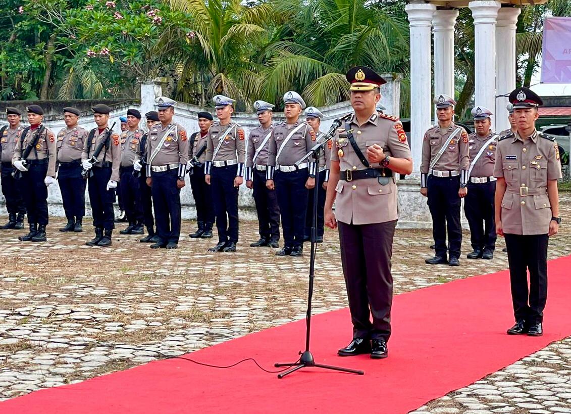 Jelang HUT Bhayangkara Ke-79, Kapolres Sarolangun Ziarah ke TMP Satria Bhakti.