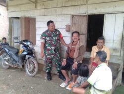 Babinsa Koramil 420 – 02/Ma Limun Kodim 0420/Sarko Kopda Ramidi melaksanakan Komsos dengan masyarakat Desa Simpang Nibung,