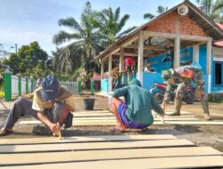 Kemanunggalan TNI-Rakyat, Babinsa Serda Erfit Ependi W Gotong Royong Membagun Fasilitas Tempat Ibadah