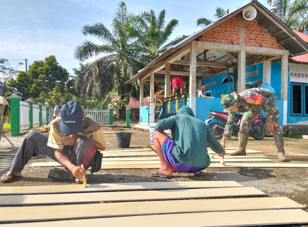Kemanunggalan TNI-Rakyat, Babinsa Serda Erfit Ependi W Gotong Royong Membagun Fasilitas Tempat Ibadah