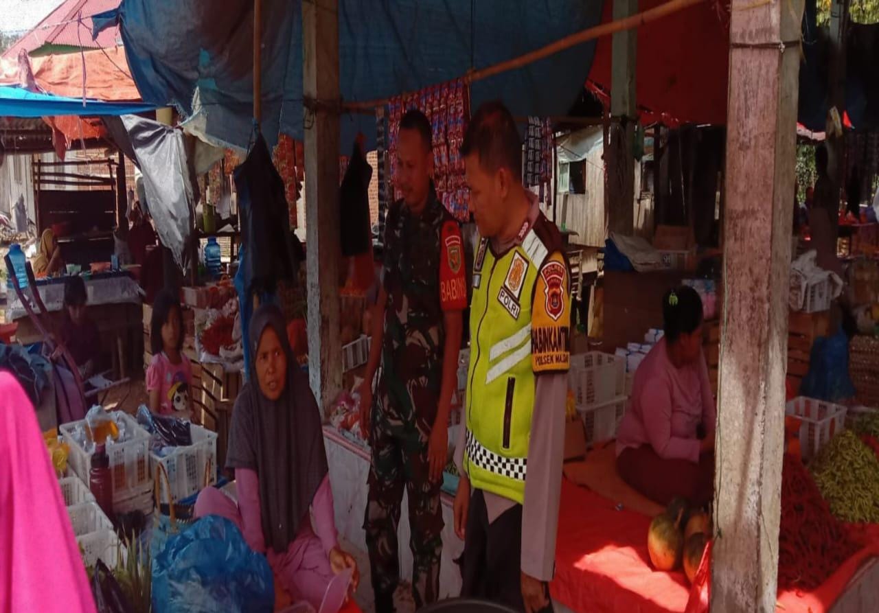 Babinsa dan Bhabinkamtibmas Sambangi Pasar Tradisional, Dengarkan Aspirasi Warga