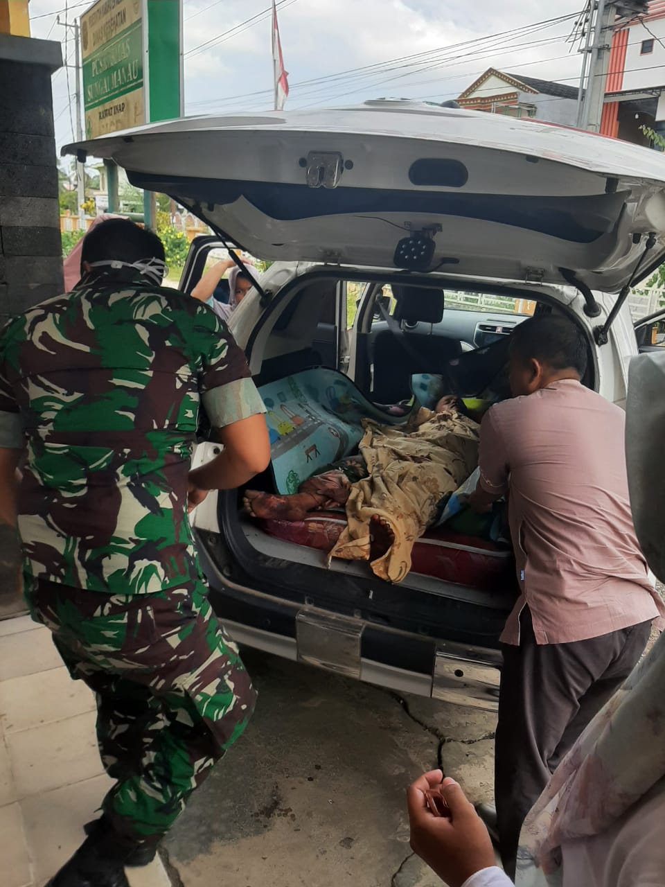 ” Harimau Sumatera Serang Warga ” Babinsa Bersama Tim Kesehatan Sigap Evakuasi Korban