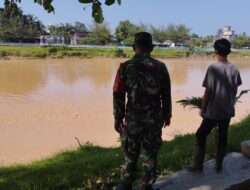 Kopda Bambang Gunawan melaksanakan kegiatan himbauan agar tidak membuang sampah ke sungai