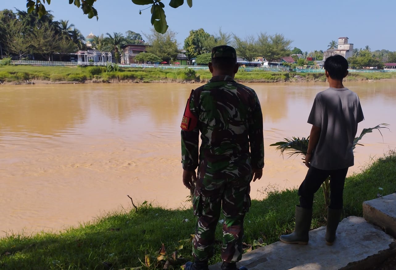 Kopda Bambang Gunawan melaksanakan kegiatan himbauan agar tidak membuang sampah ke sungai