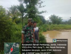 Babinsa Koramil 420-07/Sungai Manau Kodim 0420/Sarko, Serka Vony Yandri melakukan patroli Bansor sekalian cek debit air