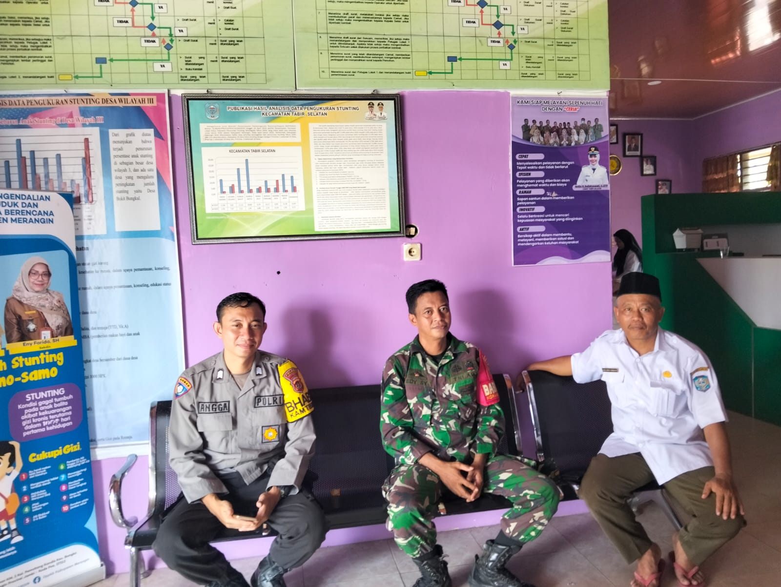 Babinsa Koramil 420-08/Tabir Jalin Komsos dengan Warga Desa Sinar Gading