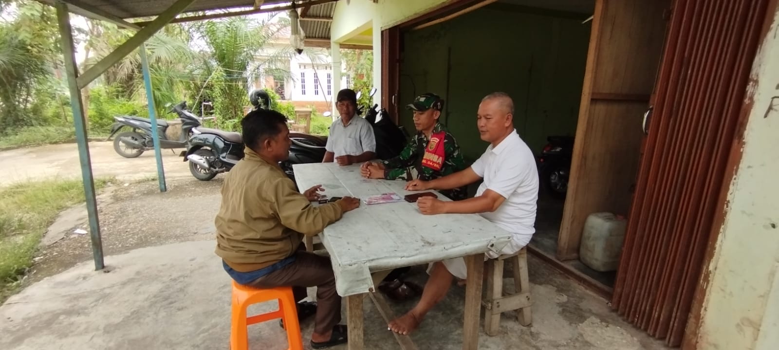 Babinsa Bersama Perangkat Desa Bahas Tentang Kamtibmas di Wilayah Desa Binaan