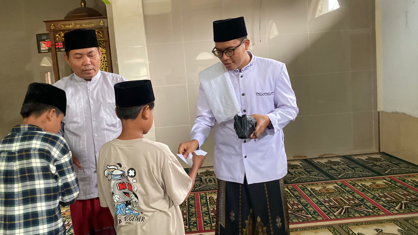 Perkuat selaturahmi ,kades sindangheula laksanakan jumling dan beri santunan di kampung ciwatu
