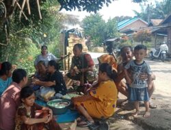 Senda Gurau Penuh Makna, Babinsa Komsos Bersama Ibu-Ibu di Tengah Kegiatan Memasak Jelang Pesta Pernikahan