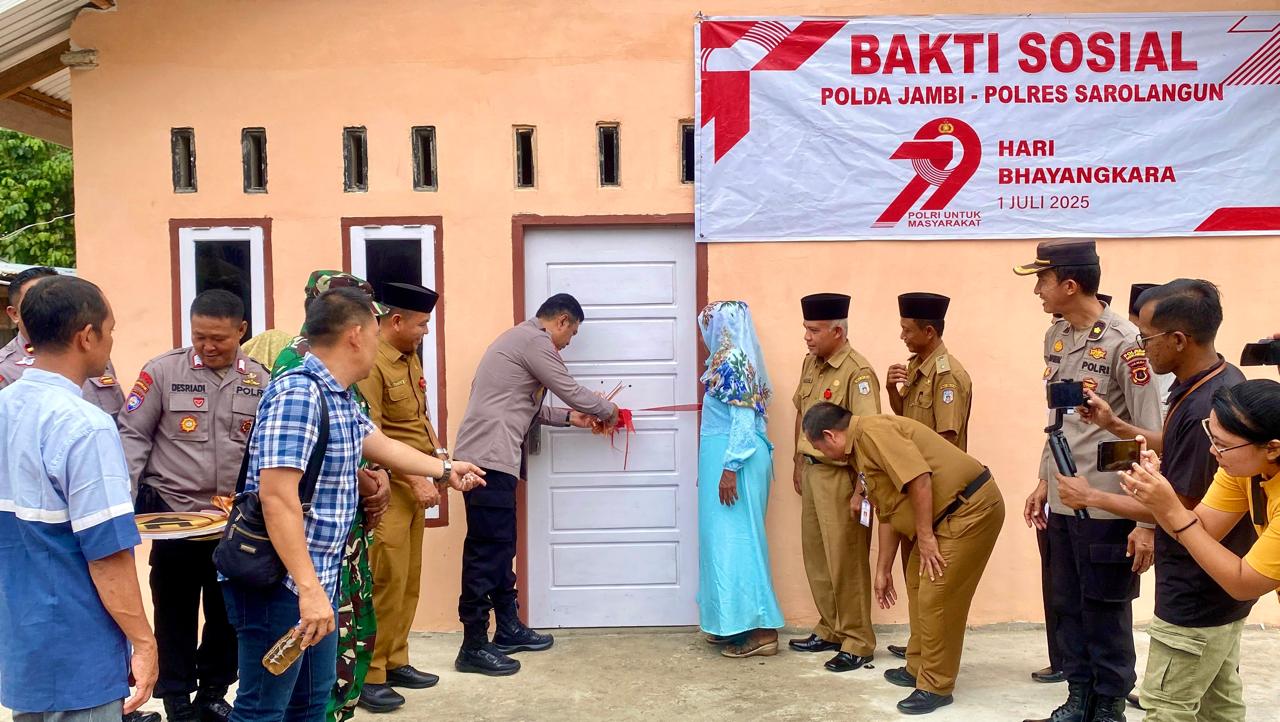 Kapolres Sarolangun Resmikan dan Serahkan Kunci Bedah Rumah Ibu Suryani.