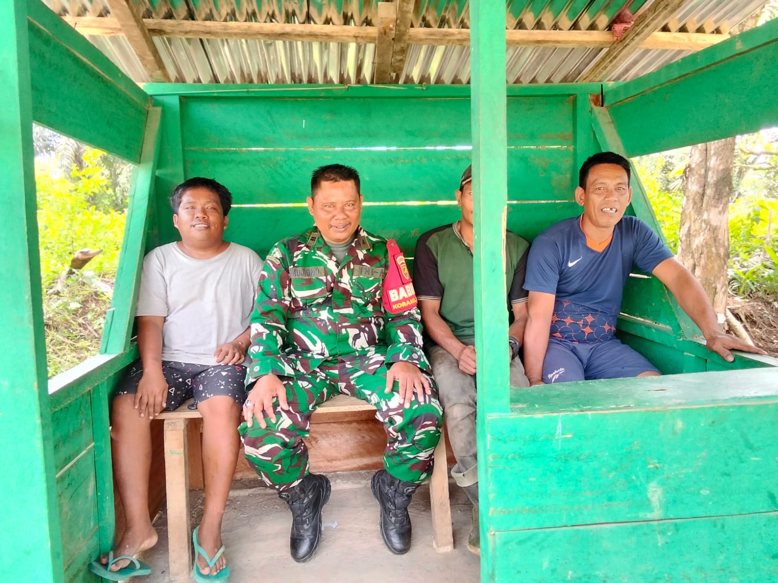 Melalui Komsos Babinsa Ajak Warga Untuk Selalu Menjaga Keamanan Wilayah