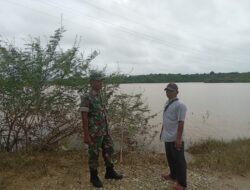 Babinsa Koramil 420-04/Sarolangun Serda Hendrik Setiawan Memantau Debit Air Antisipasi Banjir serta aktif melakukan patroli rutin di sekitar sungai wilayah kelurahan Gunung kembang,