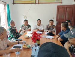 Babinsa Sambangi Warga Dan Perangkat Desa, Jaga Kebersihan Lingkungan Melalui Komsos