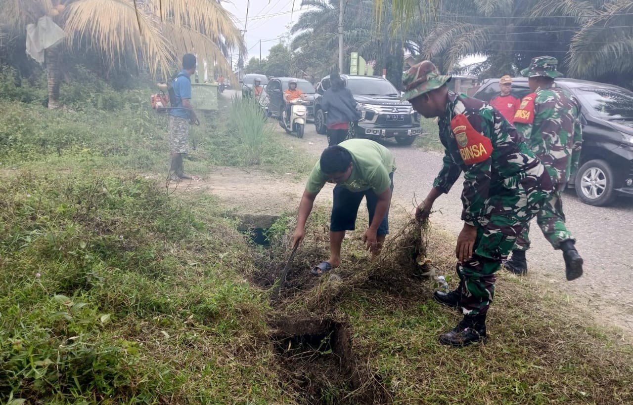 Gotong Royong Tunjukan Kebersamaan Babinsa dan Warga Panarung
