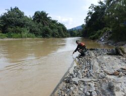 Monitor dan antisipasi bencana Alam, Babinsa Cek Debit Air Sungai