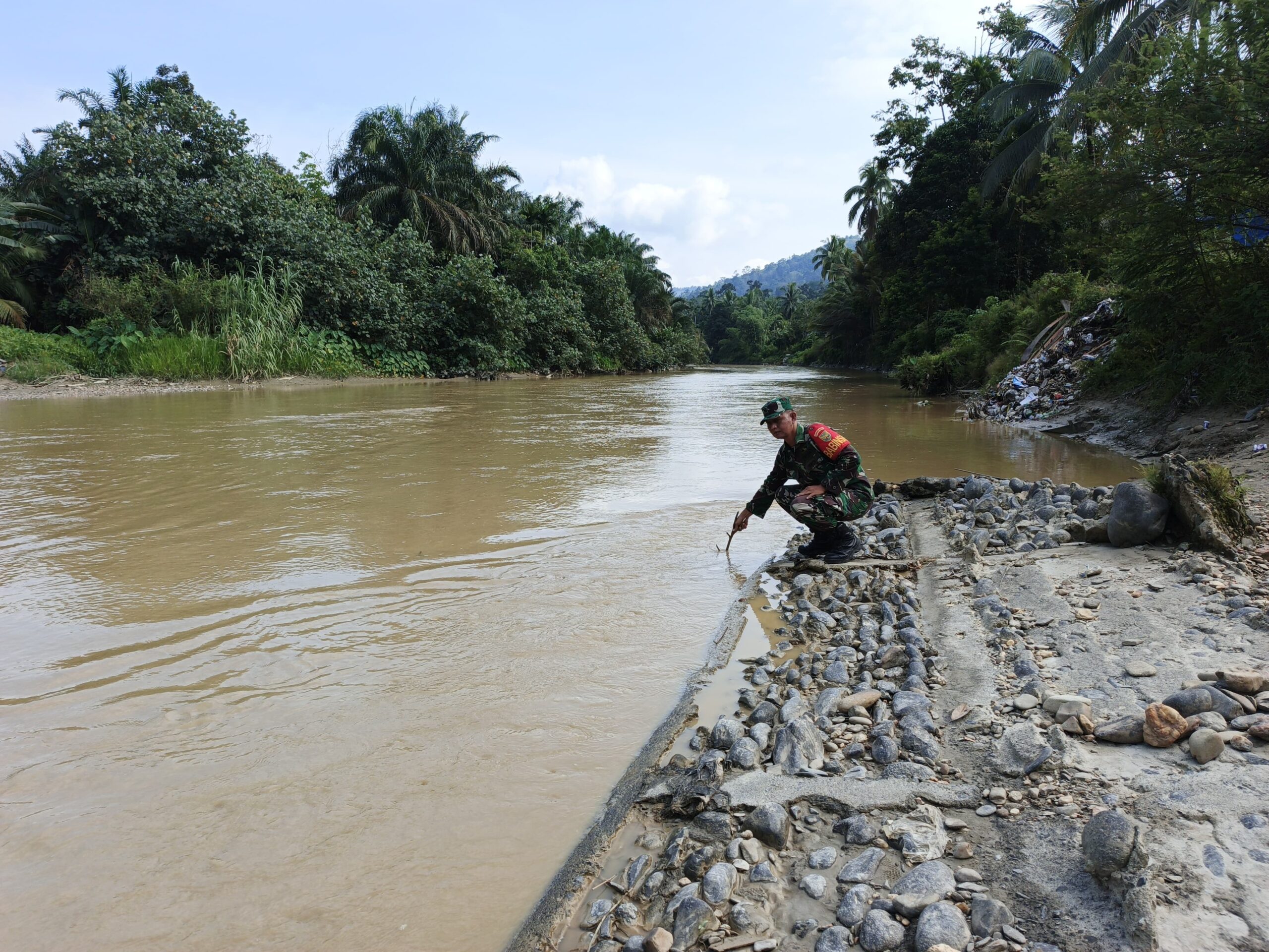 Monitor dan antisipasi bencana Alam, Babinsa Cek Debit Air Sungai