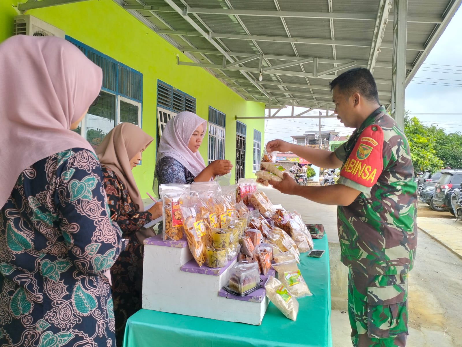 Sertu Ilman Hushada, Laksanakan Komsos Bersama Ibu PKK di Desa Tanjung Putus, Kecamatan Tabir Barat.