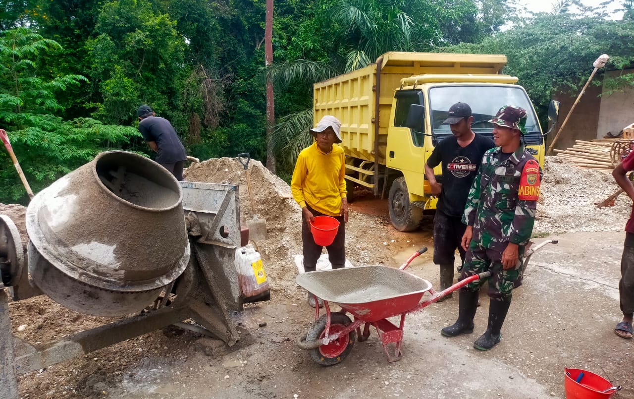 Wujudkan Manunggal TNI-Rakyat, Babinsa Bantu Warga Bangun Rumah