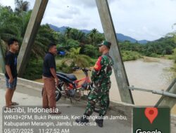 Bersama Masyarakat Desa,Babinsa Cek Debit Air Sungai