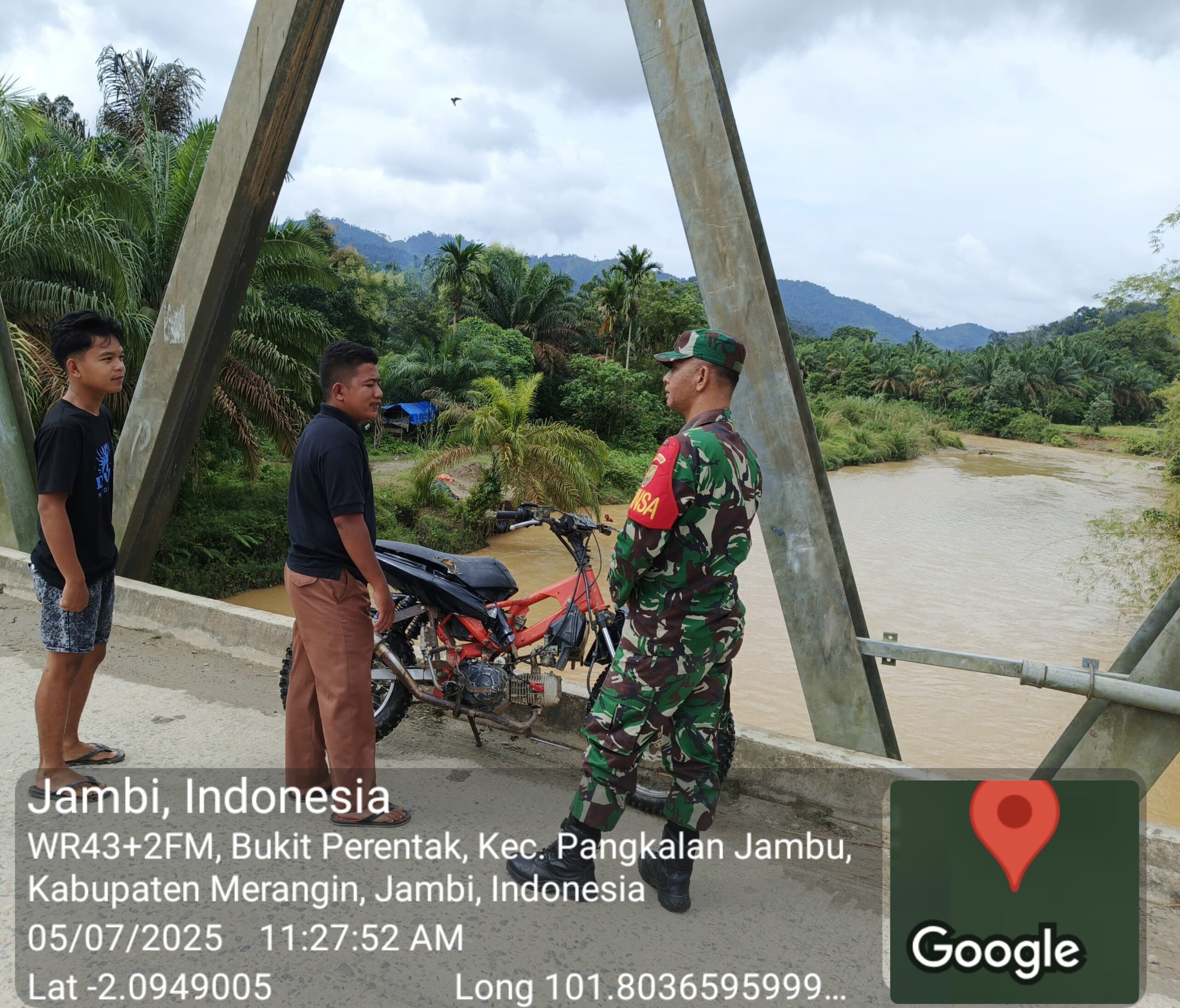 Bersama Masyarakat Desa,Babinsa Cek Debit Air Sungai