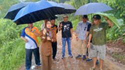Walaupun di Guyur Hujan Bupati Serang Hj.Ratu Rachmatuzakiyah,S.Pd,MM Beserta Camat Idham Dhanal Survai Jalan Cikuya