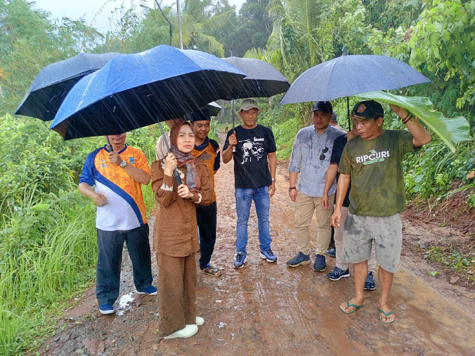 Walaupun di Guyur Hujan Bupati Serang Hj.Ratu Rachmatuzakiyah,S.Pd,MM Beserta Camat Idham Dhanal Survai Jalan Cikuya