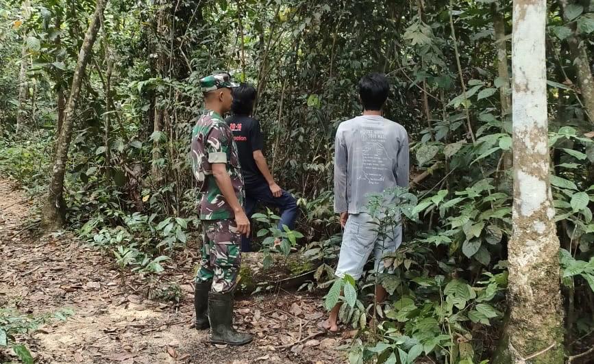 Babinsa Koramil 420-04/Sarolangun menggelar patroli Karhutla di Desa Tanjung gagak