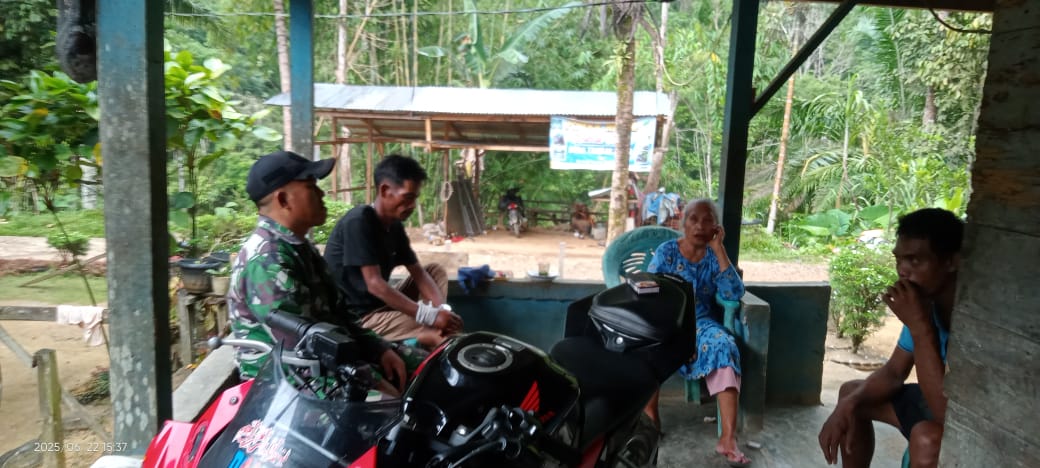 Memaksimalkan upaya pencegahan Karhutla, Babinsa koptu Arsip sudarno melakukan sosialisasi kepada warga dengan cara bertatap muka