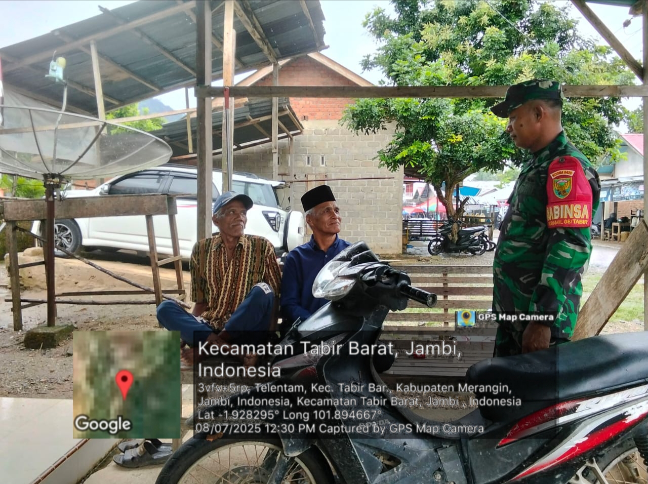 Babinsa Koramil 420-08/Tabir, Serda Sugiono melaksanakan Komsos bersama masyarakat di Desa Telentam Kecamatan Tabir Barat.