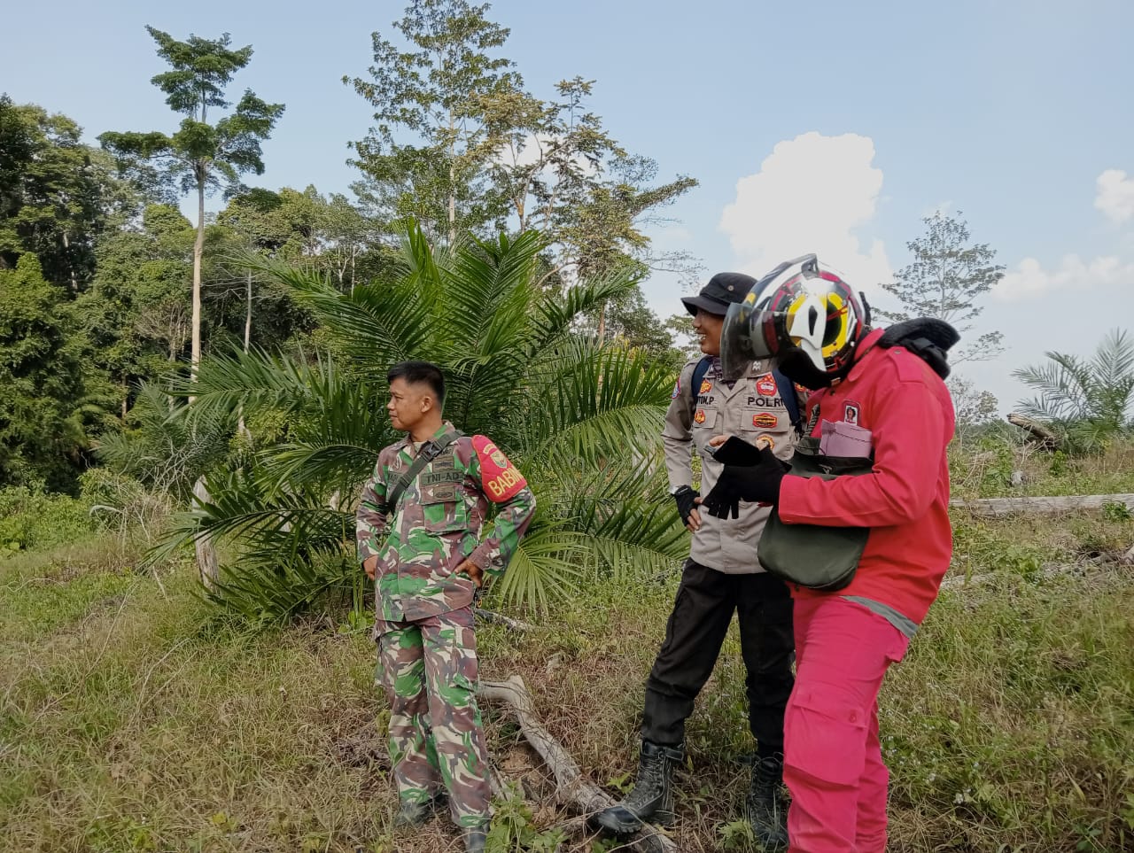 Cegah Karhutla, Babinsa dan Bhabinkamtibmas Gelar Patroli dan Sosialisasi di Desa