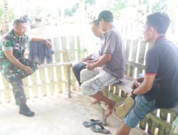 Babinsa Bersama Warga Desa Binaan Komsos Tentang Kamtibmas