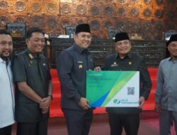 Bupati Sampaikan Jawaban Pelaksanaan APBD 2024 H M Syukur Serahkan Kartu BPJS Ketenagakerjaan untuk Dewan