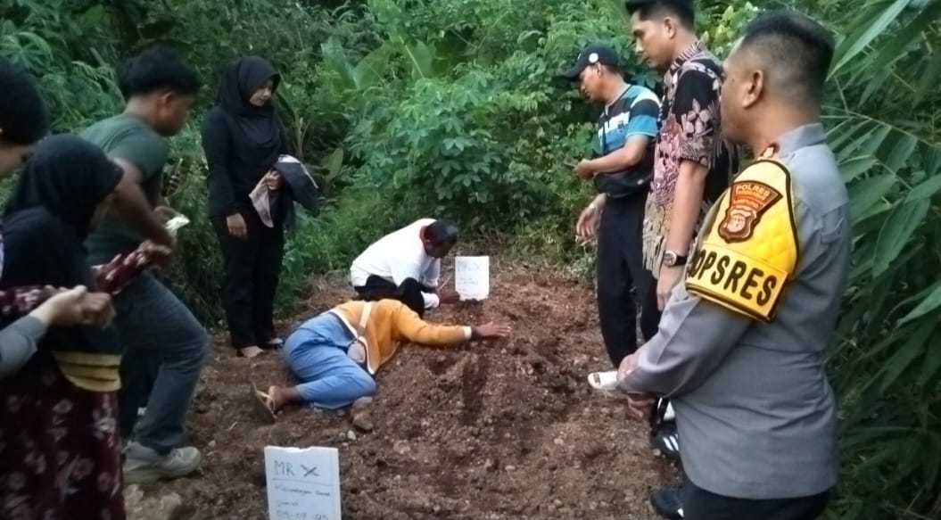 Polres Tanggamus Ambil Sampel DNA dan Dampingi Keluarga Diduga Orang Tua dari Jenazah Tanpa Kepala di Pantai Limau