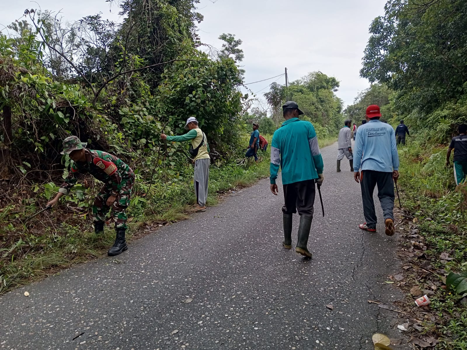 Lakukan Goro Untuk Aksi Bersih , Babinsa Bersama Warga Membersihkan Parit Di Desa Binaan.