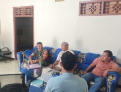 Babinsa melaksanakan pendekatan Komsos Dengan Warga desa Binaan.